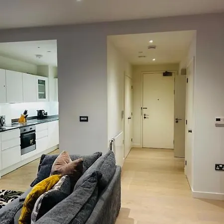 Apartment Luxury High Rise 2-bed With Lovely View In Canary Wharf