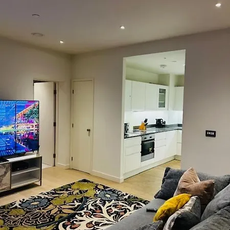 Apartment Luxury High Rise 2-bed With Lovely View In Canary Wharf London