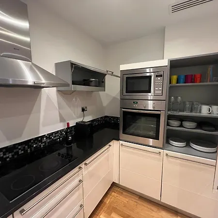 Panoramic View In Canary Wharf Penthouse