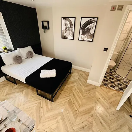Heathrow Airport Apartment *