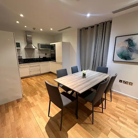 Panoramic View In Canary Wharf Penthouse