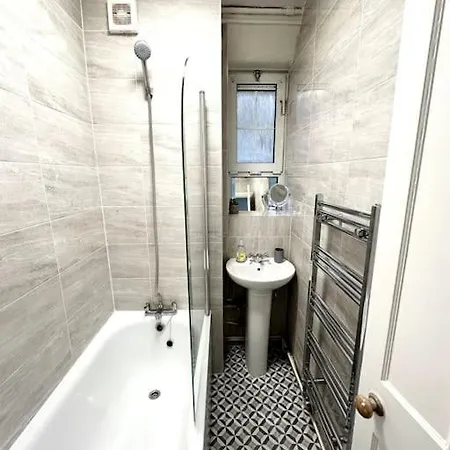 Quirky 3 Bedroom Flat In Shoreditch *