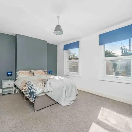 Big House, 5 Beds, 2 Bathrooms, Contractors Dream, Great Transport Links * London