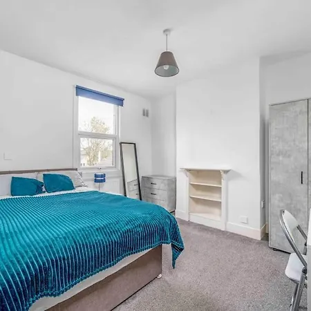 Big House, 5 Beds, 2 Bathrooms, Contractors Dream, Great Transport Links Apartment London
