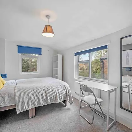 Big House, 5 Beds, 2 Bathrooms, Contractors Dream, Great Transport Links London