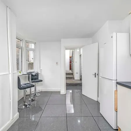 Apartment Big House, 5 Beds, 2 Bathrooms, Contractors Dream, Great Transport Links