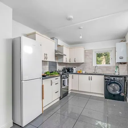 Big House, 5 Beds, 2 Bathrooms, Contractors Dream, Great Transport Links Apartment London