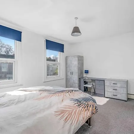 Big House, 5 Beds, 2 Bathrooms, Contractors Dream, Great Transport Links London