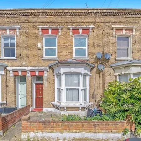 Big House, 5 Beds, 2 Bathrooms, Contractors Dream, Great Transport Links *