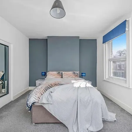 Big House, 5 Beds, 2 Bathrooms, Contractors Dream, Great Transport Links London