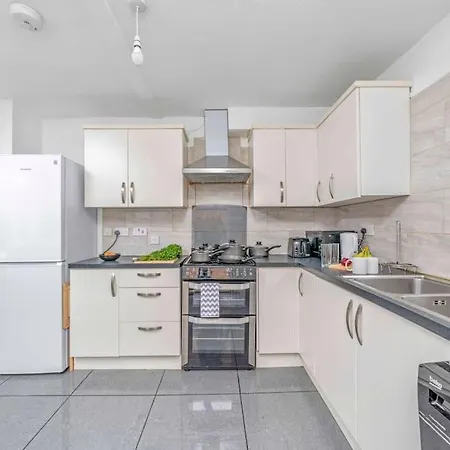 Big House, 5 Beds, 2 Bathrooms, Contractors Dream, Great Transport Links London