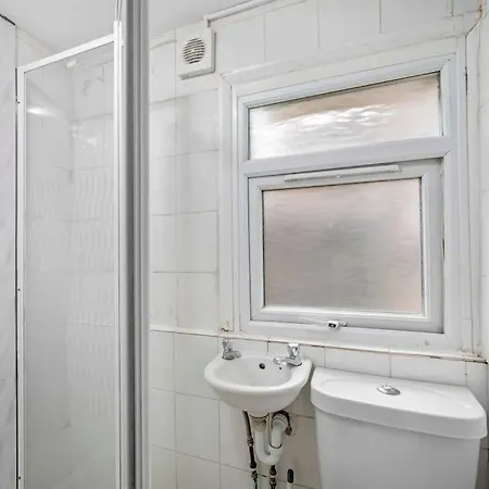 Big House, 5 Beds, 2 Bathrooms, Contractors Dream, Great Transport Links Apartment