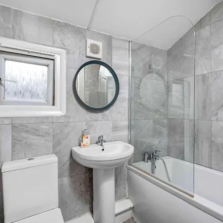Big House, 5 Beds, 2 Bathrooms, Contractors Dream, Great Transport Links Apartment *