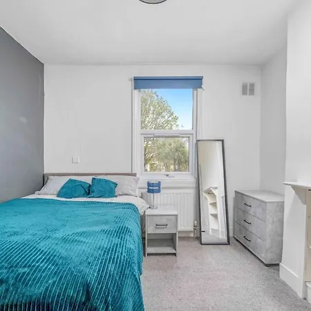 Apartment Big House, 5 Beds, 2 Bathrooms, Contractors Dream, Great Transport Links *