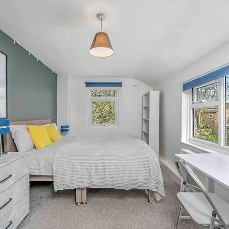 Big House, 5 Beds, 2 Bathrooms, Contractors Dream, Great Transport Links London