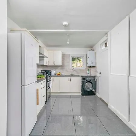 Big House, 5 Beds, 2 Bathrooms, Contractors Dream, Great Transport Links * London