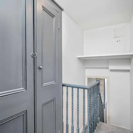 Big House, 5 Beds, 2 Bathrooms, Contractors Dream, Great Transport Links