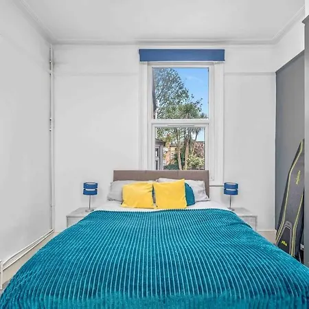 Big House, 5 Beds, 2 Bathrooms, Contractors Dream, Great Transport Links Apartment