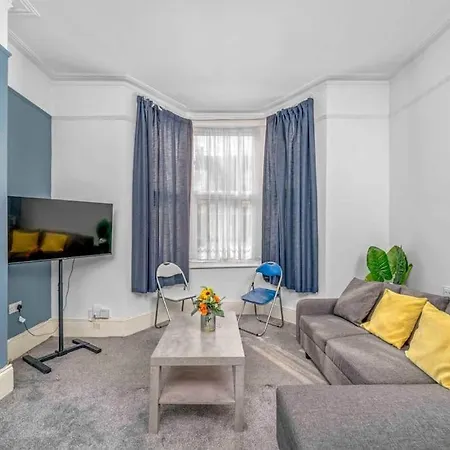 Apartment Big House, 5 Beds, 2 Bathrooms, Contractors Dream, Great Transport Links