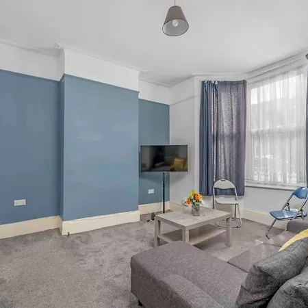 Big House, 5 Beds, 2 Bathrooms, Contractors Dream, Great Transport Links *