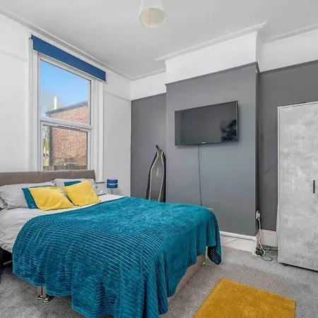 Big House, 5 Beds, 2 Bathrooms, Contractors Dream, Great Transport Links Apartment