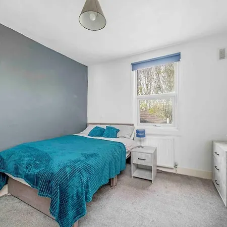 Apartment Big House, 5 Beds, 2 Bathrooms, Contractors Dream, Great Transport Links