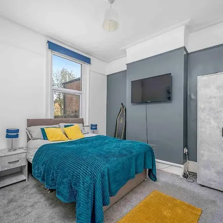 Apartment Big House, 5 Beds, 2 Bathrooms, Contractors Dream, Great Transport Links