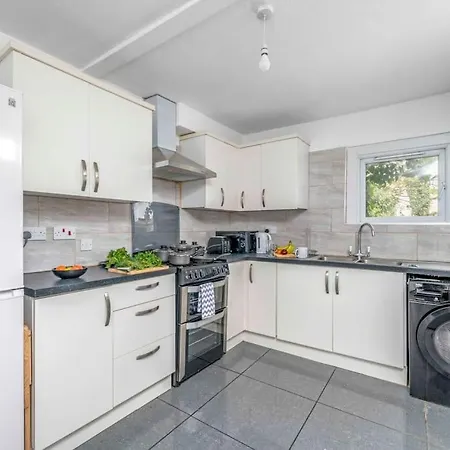 Big House, 5 Beds, 2 Bathrooms, Contractors Dream, Great Transport Links * London