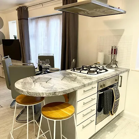 Stylish Madison Apartment *