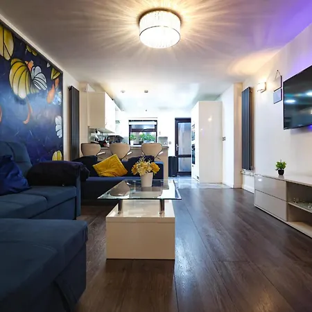 The Heart Of Brick Lane, Sleeps 7! Holiday home *