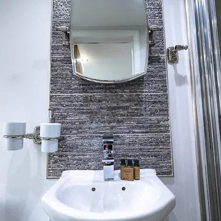 The Heart Of Brick Lane, Sleeps 7! Holiday home *