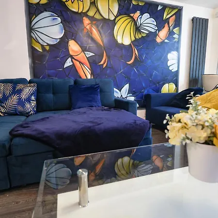 The Heart Of Brick Lane, Sleeps 7! Holiday home *