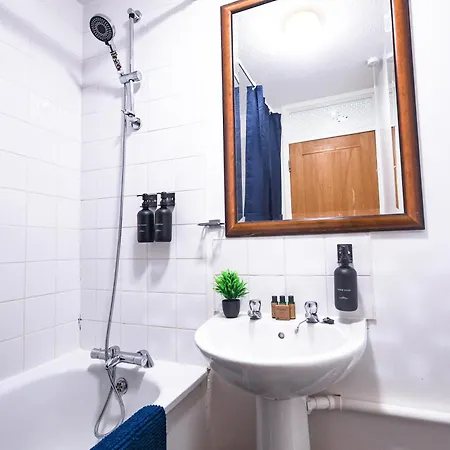 The Heart Of Brick Lane, Sleeps 7! Holiday home London