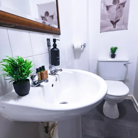 The Heart Of Brick Lane, Sleeps 7! Holiday home London