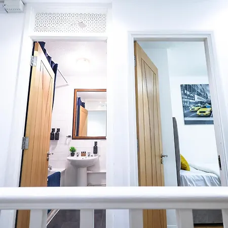 The Heart Of Brick Lane, Sleeps 7! Holiday home *