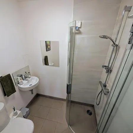 Modern East Apt, 3 Bedrooms, 2 Bathrooms