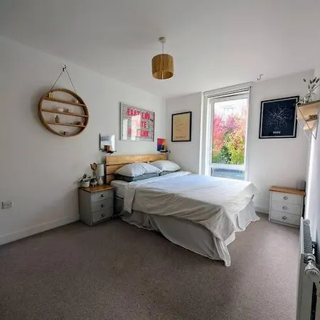 Modern East Apt, 3 Bedrooms, 2 Bathrooms Apartment *