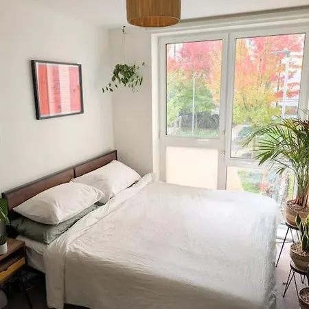 Apartment Modern East Apt, 3 Bedrooms, 2 Bathrooms *