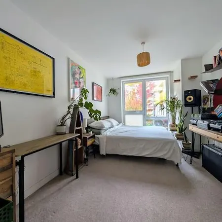 Apartment Modern East Apt, 3 Bedrooms, 2 Bathrooms London