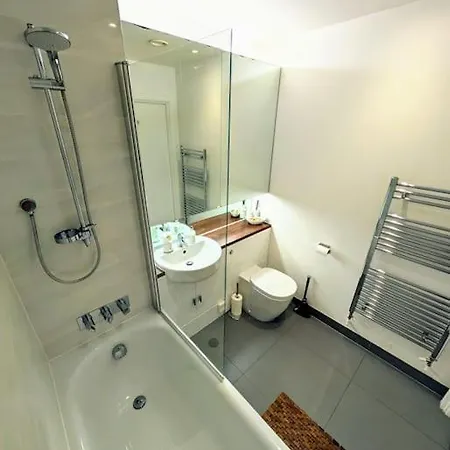 Modern East Apt, 3 Bedrooms, 2 Bathrooms London