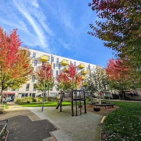 Modern East Apt, 3 Bedrooms, 2 Bathrooms Apartment *