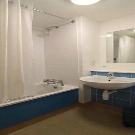 Travelodge Airport 3*