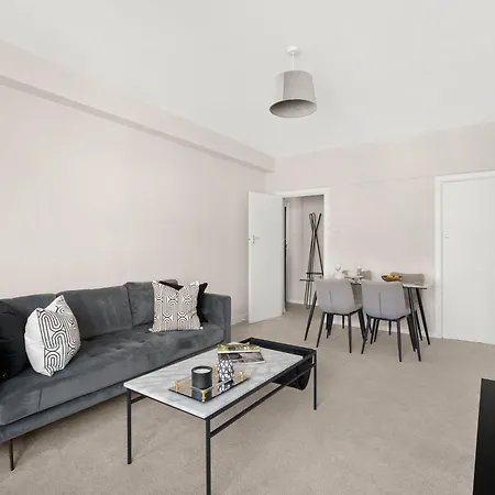 Dolphin House Serviced 4*