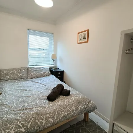 Сasa de vacaciones 2 Bed Functional House Close To Manor Park Train Station *