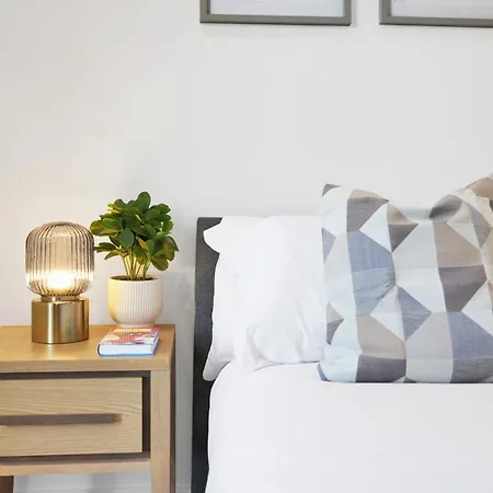 1 Bedroom Short Term & Flexible Renting Hackney With Free Wifi Apartment London