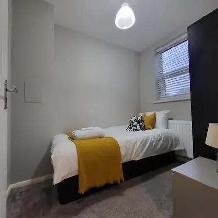 Cosy Four Bedroom Apartment London