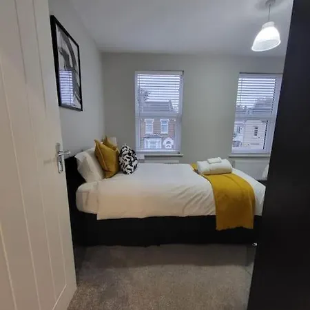 Apartment Cosy Four Bedroom London