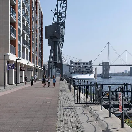 Serene Waterfront - Excel * Londra