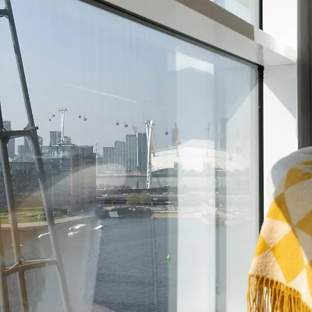 Serene Waterfront - Excel * Londra