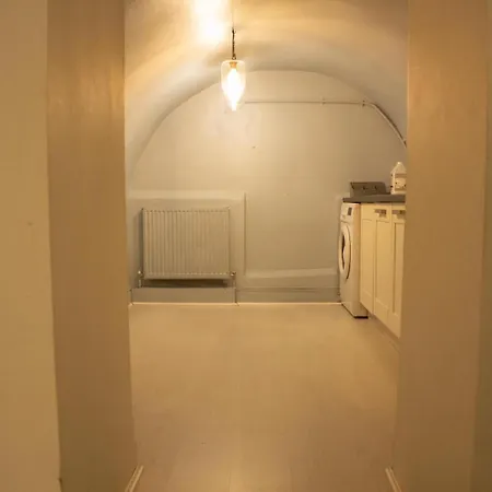 Spacious, Lovely 2 Bedroom Flat In Woolwich